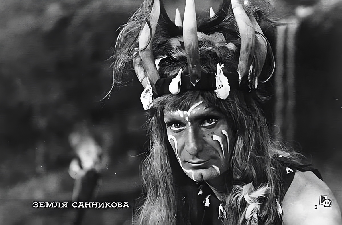 Махмуд Эсамбаев в роли шамана. Кадр из фильма «Земля Санникова»
