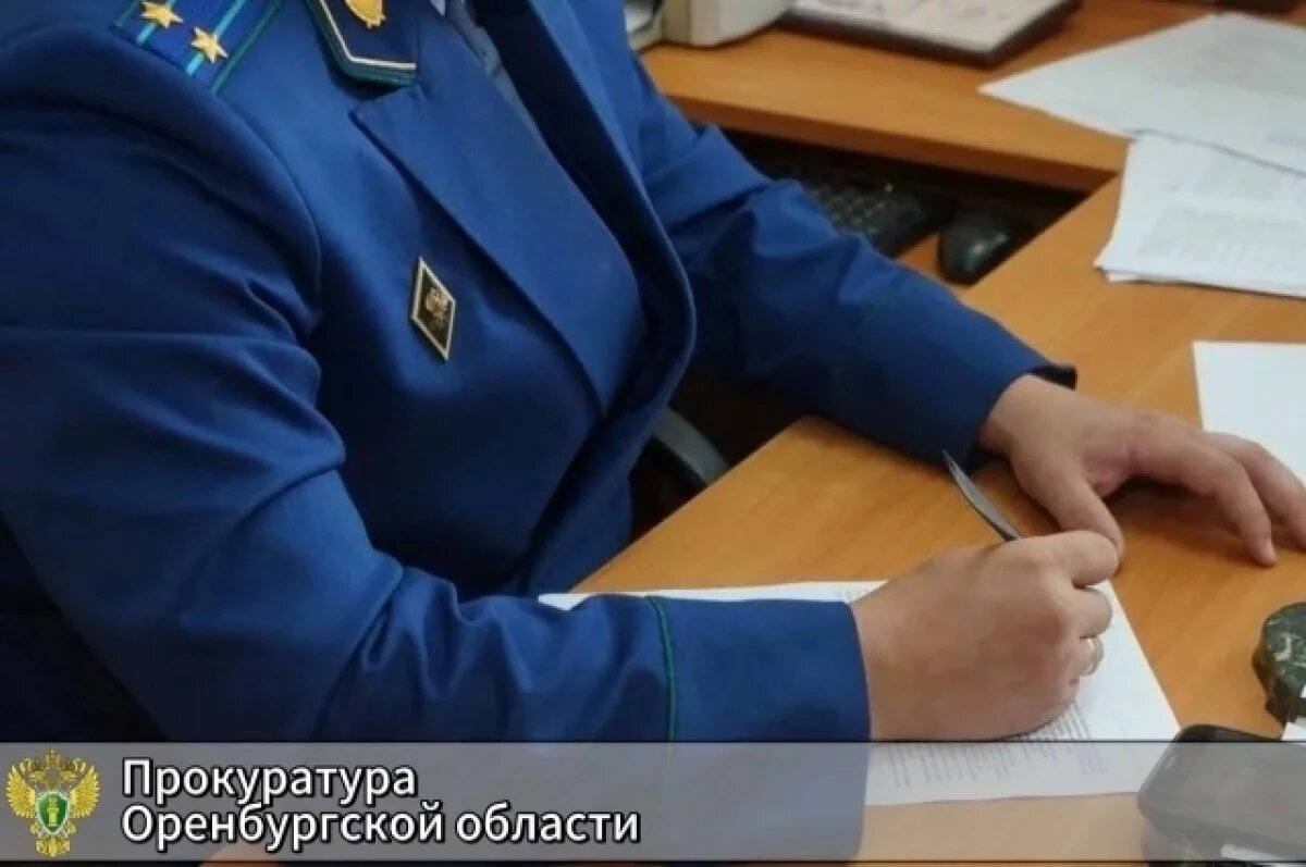    Водитель чудом не пострадал: в Оренбурге столб упал на автомобиль