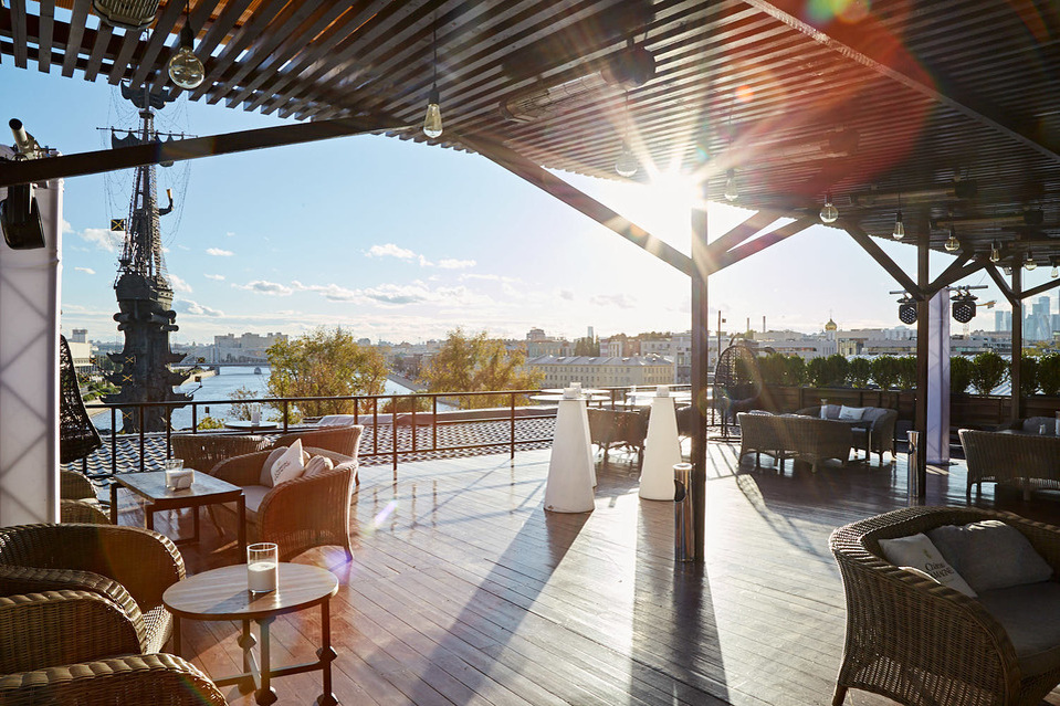 Вид из площадки «КРЫМ terrace Moscow» на Москву-реку