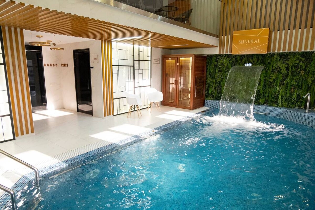 "Mineral Spa" — это как раз современная клиника, которая включает зону акватермального комплекса и где гости могут воспользоваться просторным бассейном (7,5×3,5 м, глубина 1,3–1,5 м, температура 29–32 °C) с пятиступенчатой системой гидромассажа. .
