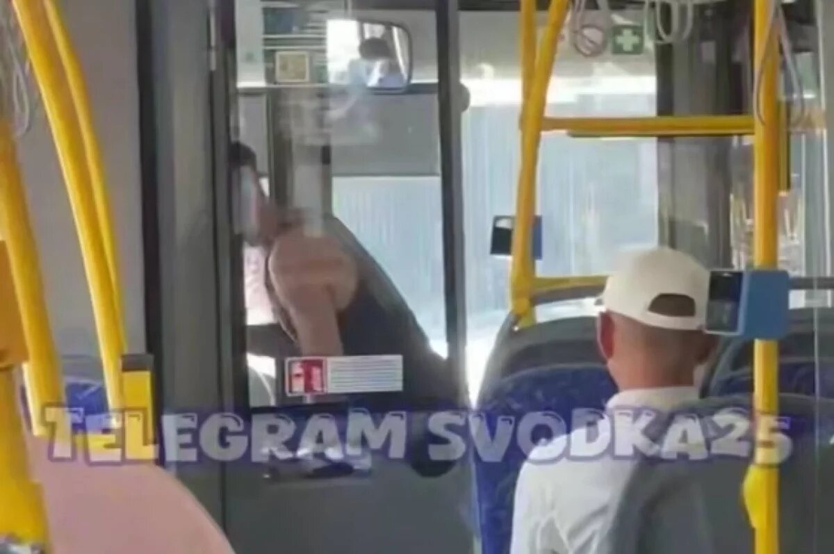    По сообщениям очевидцев, мужчина был очень агрессивным и нецензурно выражался в адрес водителя маршрутного автобуса
