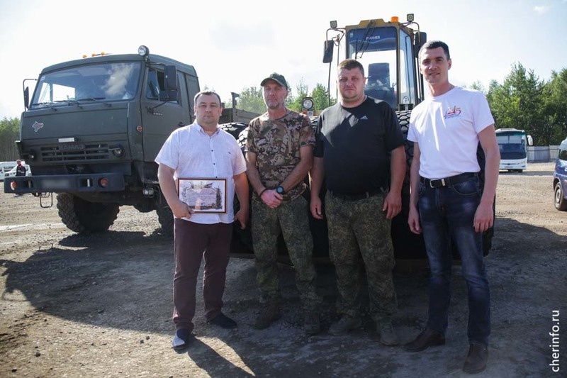    Предприятие "ТрансАвтоТур" передало шесть колес для военной техники, шины на передовую повезут работники, которые служат в зоне СВО