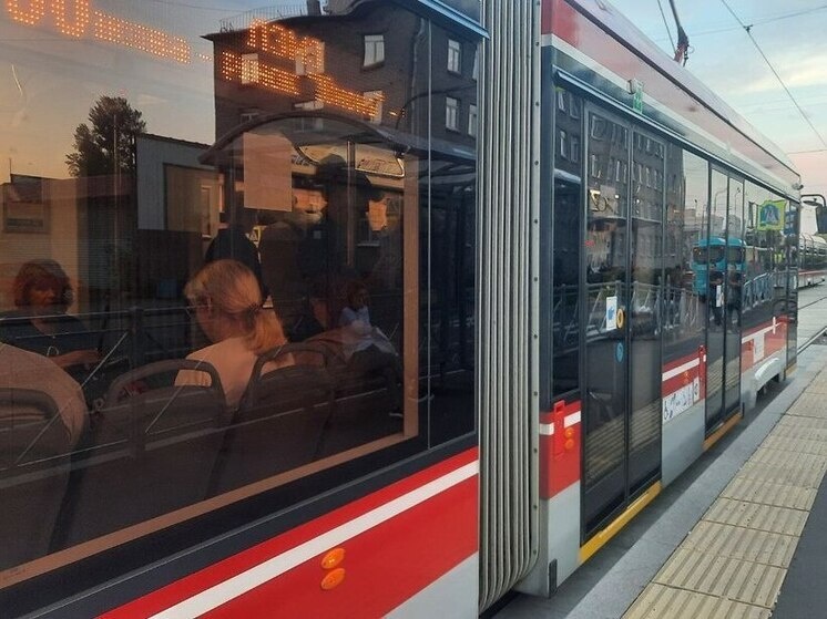     В Купчино идёт укладка рельсов и строительство остановки у метро. Фото: архив "МК в Питере".