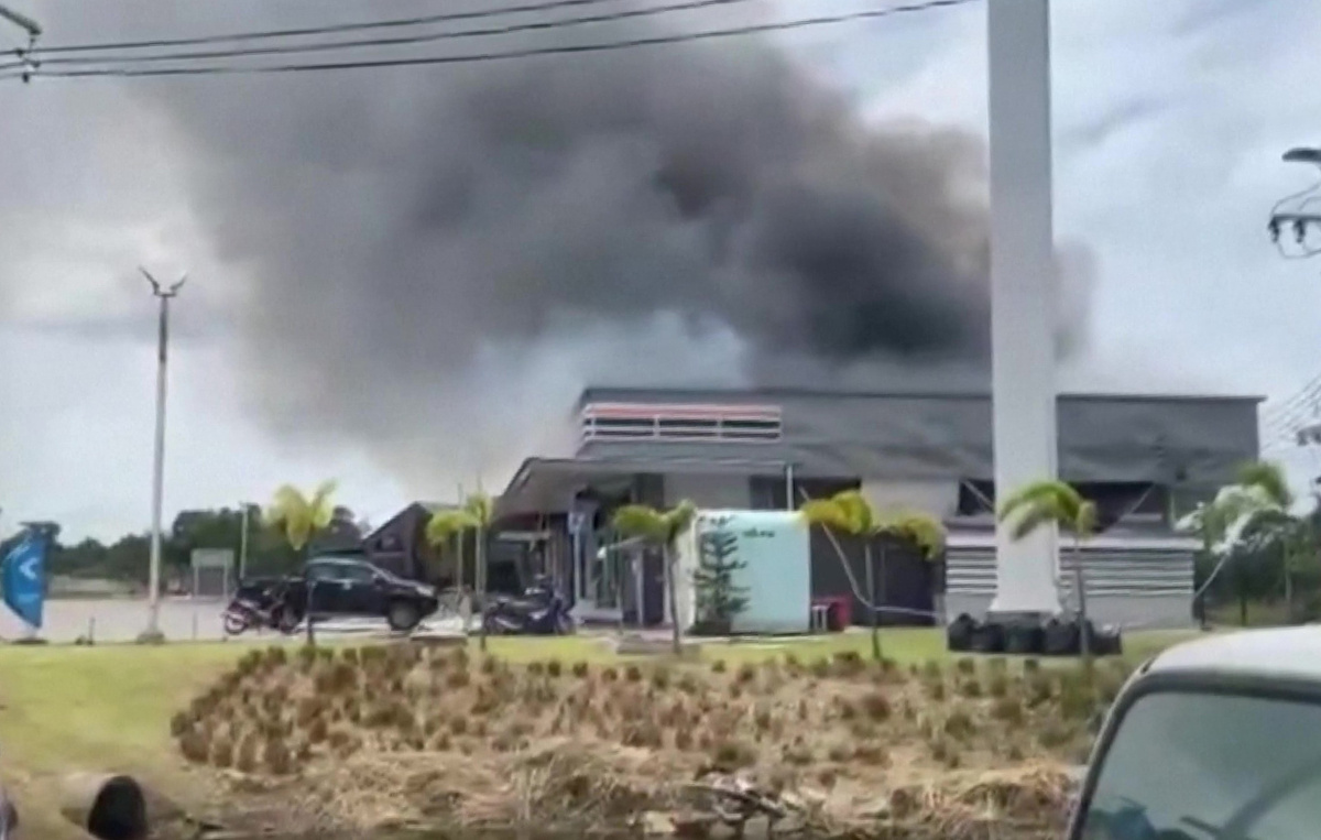 Кадры, которые облетели мир - 7-элевен в дыму после бомбардировки