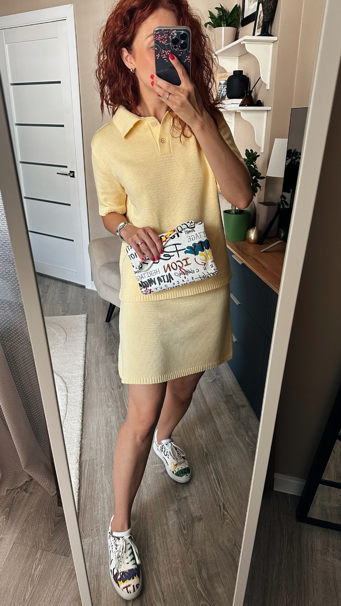 Поло и юбка из вязаного трикотажа. В составе хлопок и акрил. Классный крой, но особенно хочу обратить внимание на длину рукава, которая здорово стройнит и скрывает не очень спортивные и подтянутые руки. Если до зала или пилатеса дома еще не добрались, но уже заметили, что руки утратили свою упругость, выбирайте такой рукав. 