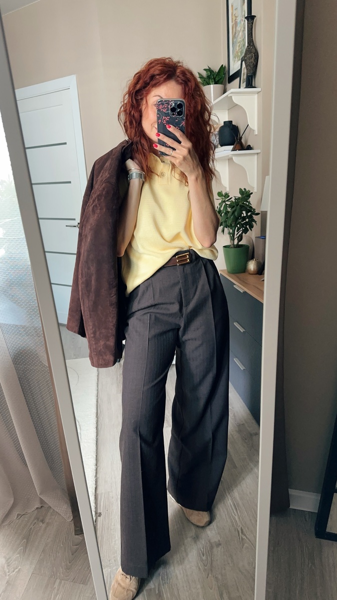 Сливочное масло прекрасно сочетается с шоколадом не только в пирожных, но и в осенних образах. Брюки из шерсти идеально комбинируются с вязаным трикотажем, а актуальная замша чудесно завершает образ. 