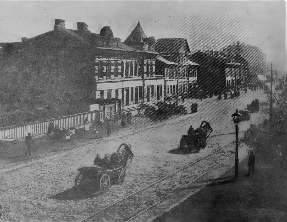 Дом Богомолова и трактир «Россия» (справа) в начале XX в.