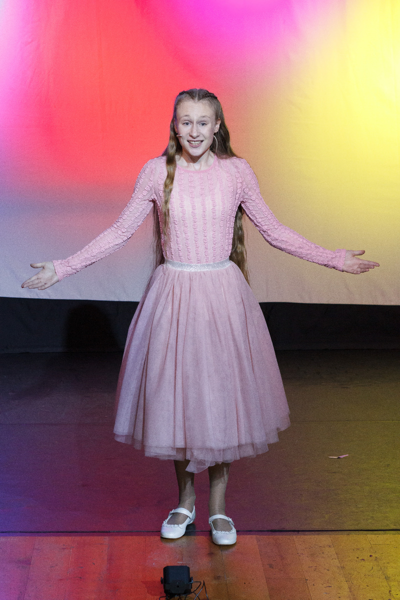 Арина Тоньшина, участница мастерской Виктории Юрьевны Лозовской "Азы профессии", актриса в спектакле "Прекрасное чувство - любовь", режиссёры Лайла Орливская, Наталья Сухарова.