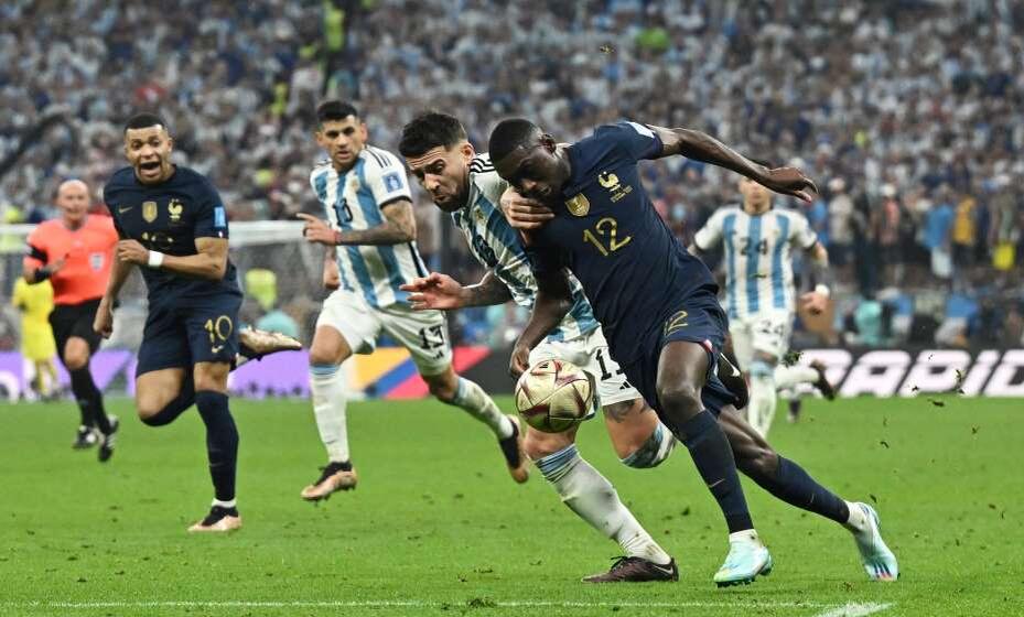    Аргентинец Николас Отаменди сбивает француза Коло Муани в штрафной сборной Аргентины. За этот фол назначен пенальти. Фото: Reuters
