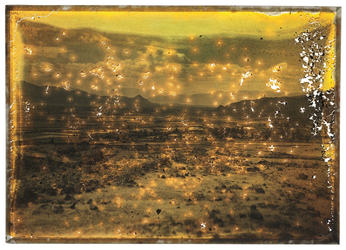 На некоторых автохромах — цветных фотографиях начала XX века на стеклянных пластинах — появились пятна от окисления частиц серебра, как на этом пейзаже без даты и названия.Неизвестный фотограф, коллекция снимков National Geographic