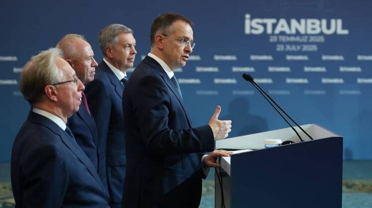    ТАСС Автор: Александр Рюмин Турция. Стамбул, 23 июля 2025 года. Глава российской делегации, помощник президента РФ Владимир Мединский (справа) во время пресс-подхода по итогам прямых российско-украинские переговоров во дворце Чираган