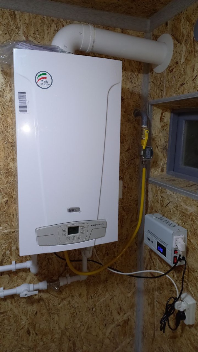 Слева котел, справа стабилизатор. Все питание идет через стабилизатор