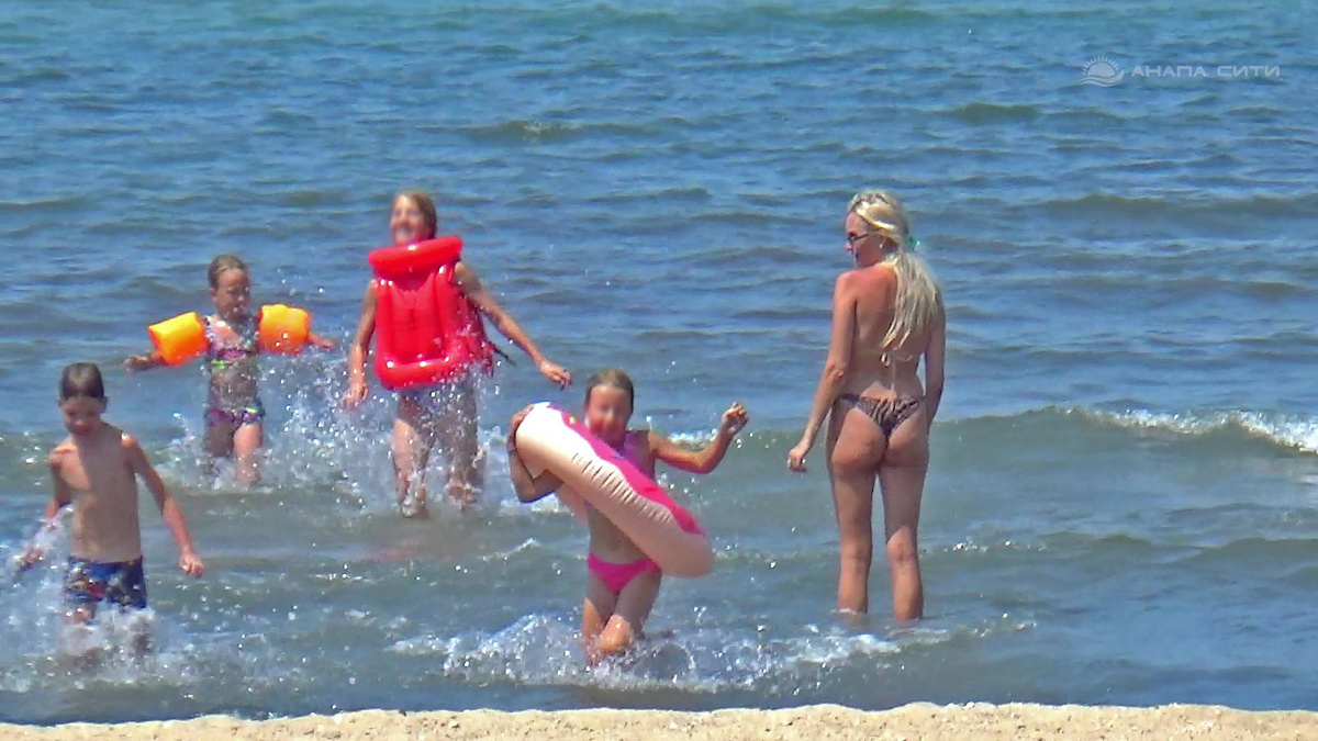 Море в Анапе прогрелось до +27°C. Отдыхающие с удовольствием купаются 24.07.25