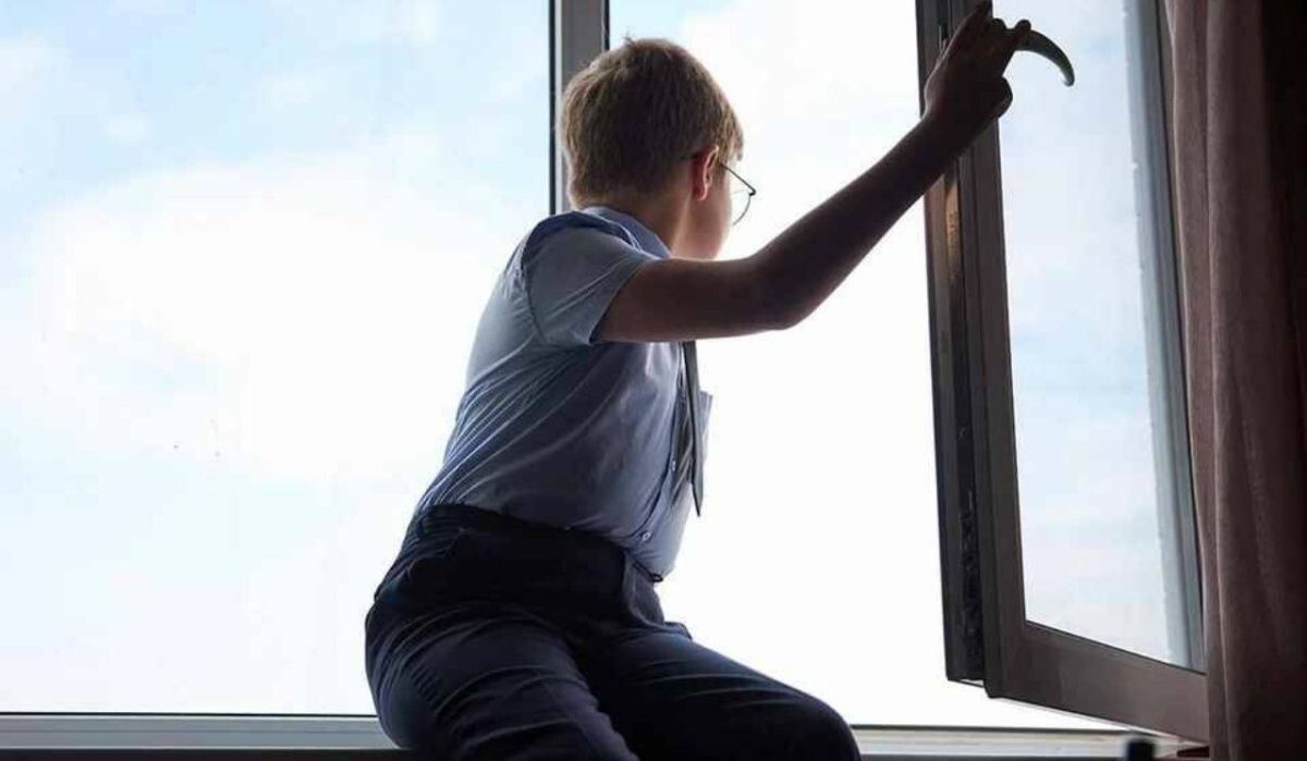     Ребёнок сидит у открытого окна. Источник: kp.ru Автор фото: Николай Оберемченко