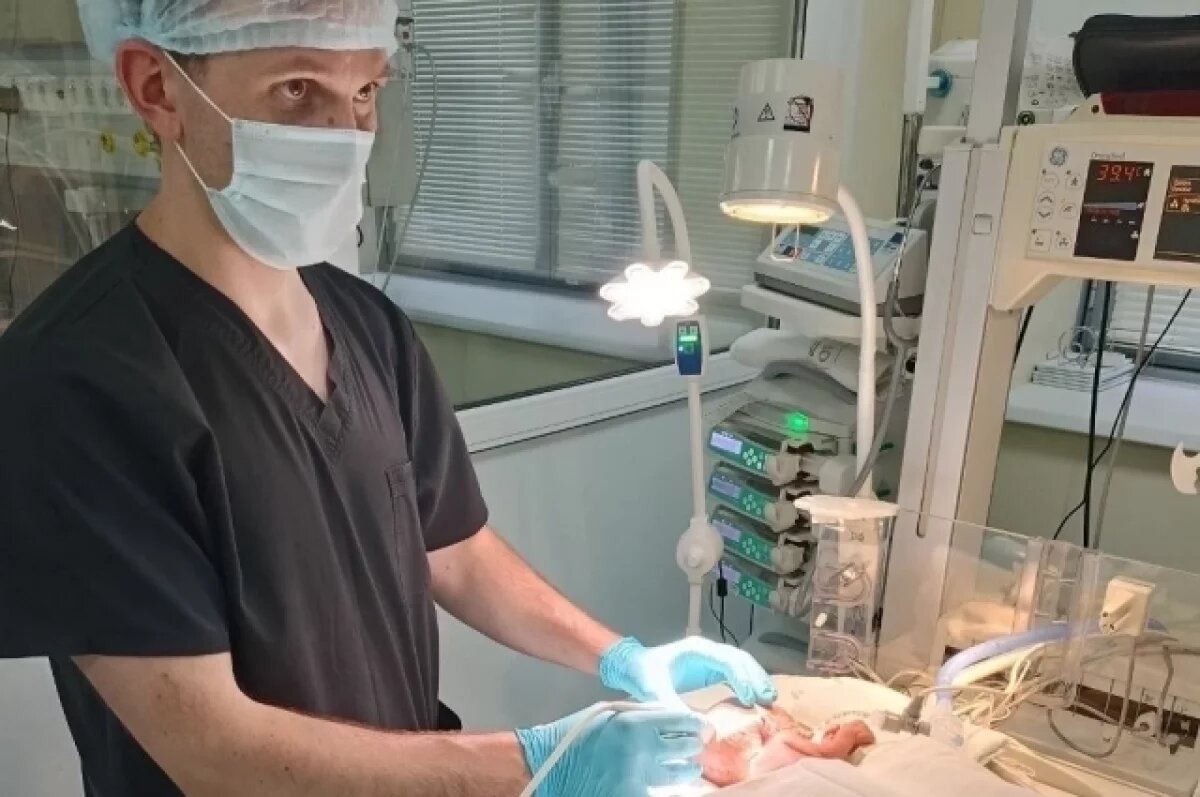    Новорожденного псковича спас петербургский нейрохирург