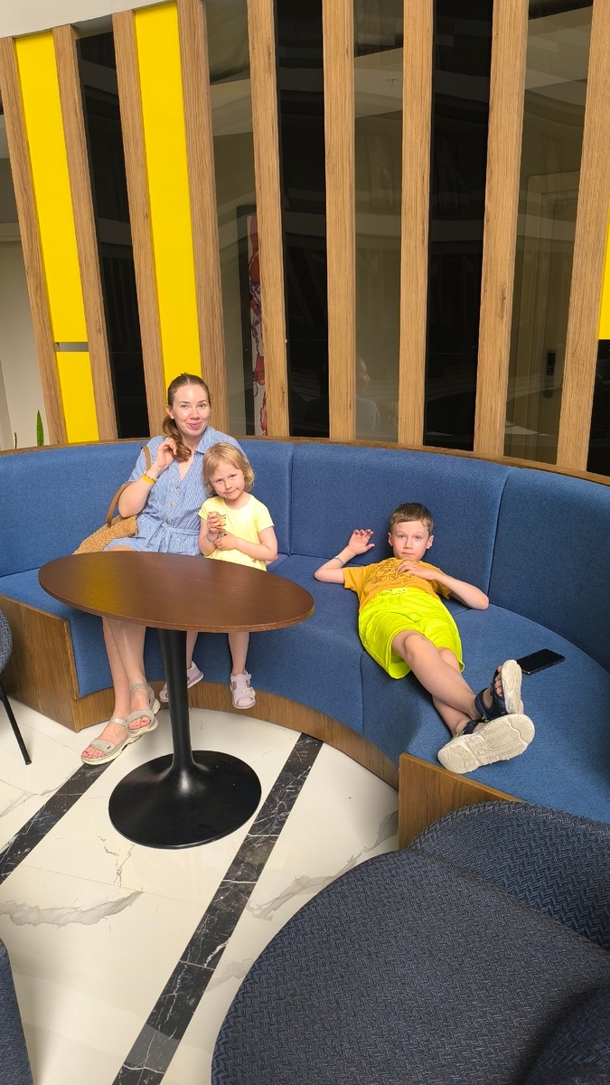 В холле отеля