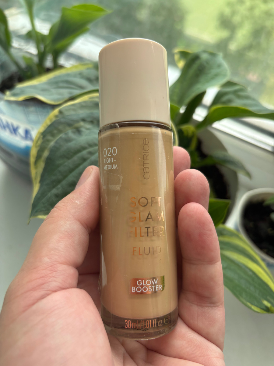 С помощью этого тонального можно получить лёгкое невесомое покрытие и эффект «влажной кожи». Иногда смешиваю этот флюид с более стойким тональным кремом, чтобы получить более плотное покрытие.