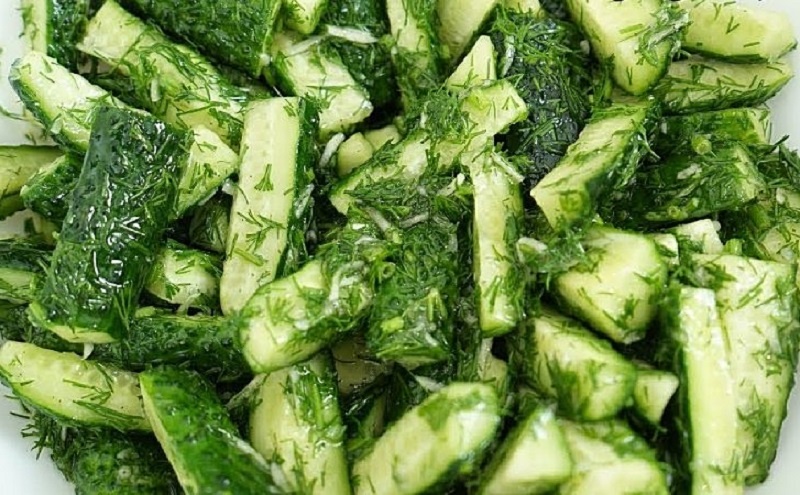 Быстрые маринованные огурцы: свежая закуска всего за 15 минут