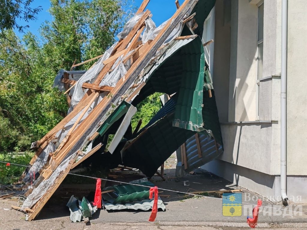 Фото Юрия Самодурова📷    Накануне приёмки: школа в Волжском лишилась крыши и столовой из-за урагана
