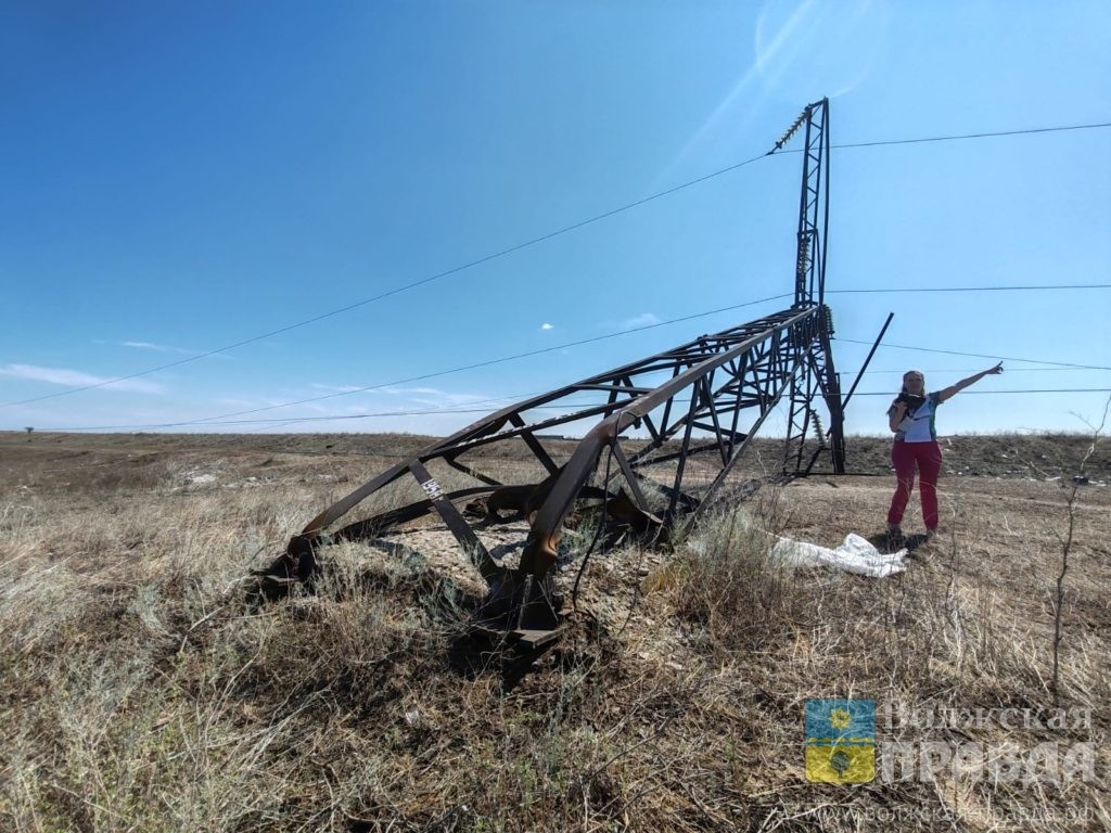 Фото Юрия Самодурова📷    Накануне приёмки: школа в Волжском лишилась крыши и столовой из-за урагана
