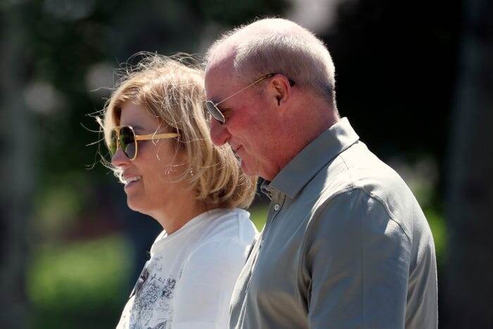 Грег Абель, новый генеральный директор Berkshire Hathaway, сменит Уоррена Баффета, который возглавлял компанию в течение 60 лет. Кевин Дитч/Getty Images
