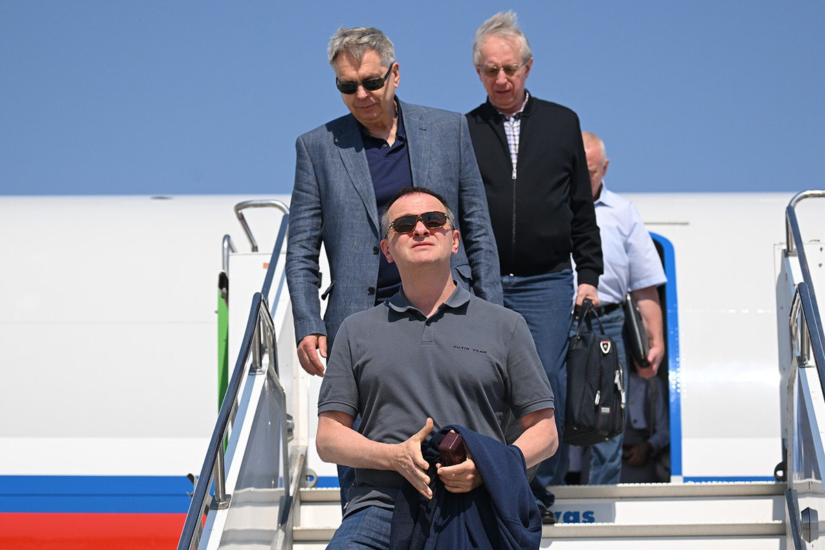   Помощник президента РФ Владимир Мединский (на первом плане), начальник Главного разведывательного управления Генерального штаба Вооруженных Сил РФ — заместитель начальника Генерального штаба Вооруженных Сил РФ Игорь Костюков (на втором плане), заместитель министра иностранных дел РФ Михаил Галузин (на третьем плане) в аэропорту перед началом российско-украинских переговоров 
Рамиль Ситдиков / ТАСС