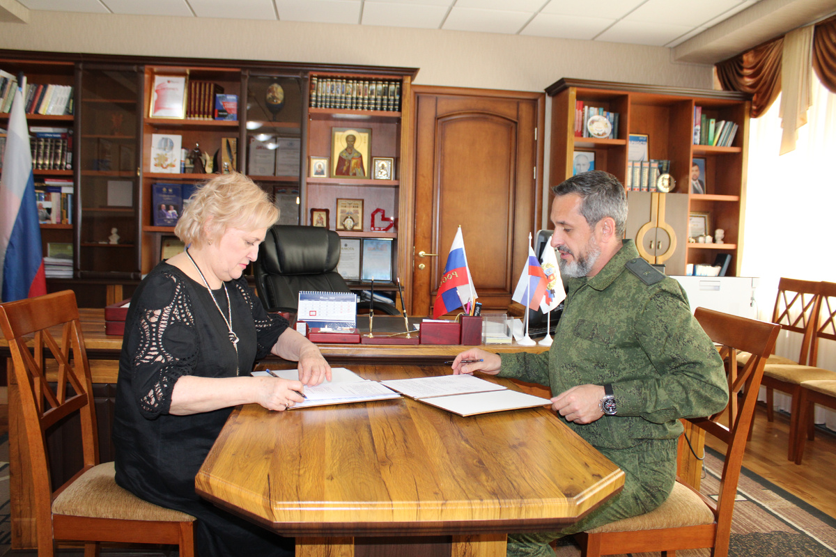 Светлана Беспалова и Виталий Кузнецов - подписание соглашения о сотрудничестве