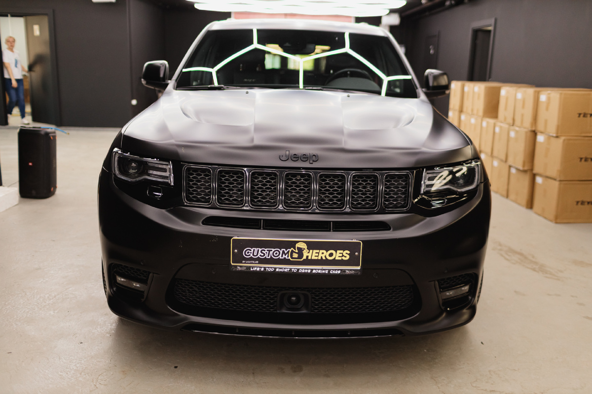 Источник фото: https://custom-heroes.ru/raboty/vid-uslugi/avtosvet/zamena-linz/professionalnyy-tyuning-far-dlya-jeep-grand-cherokee-wk2/