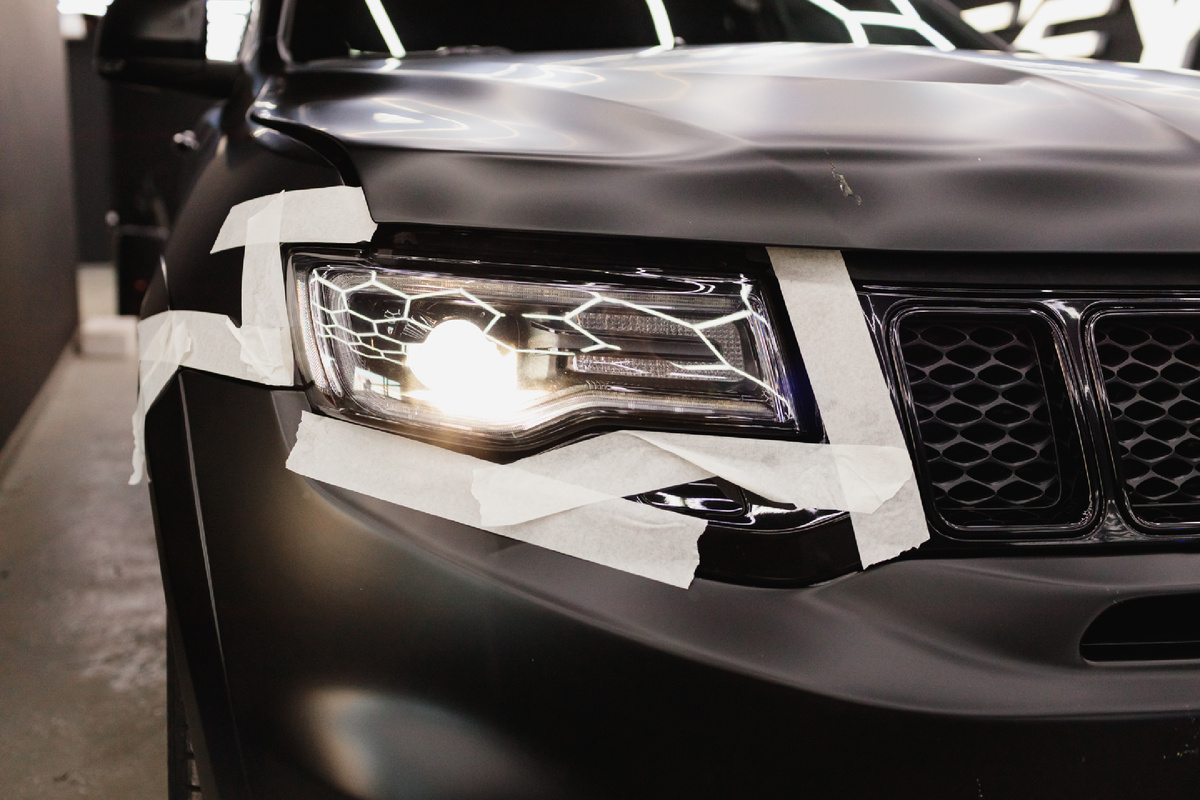 Источник фото: https://custom-heroes.ru/raboty/vid-uslugi/avtosvet/zamena-linz/professionalnyy-tyuning-far-dlya-jeep-grand-cherokee-wk2/