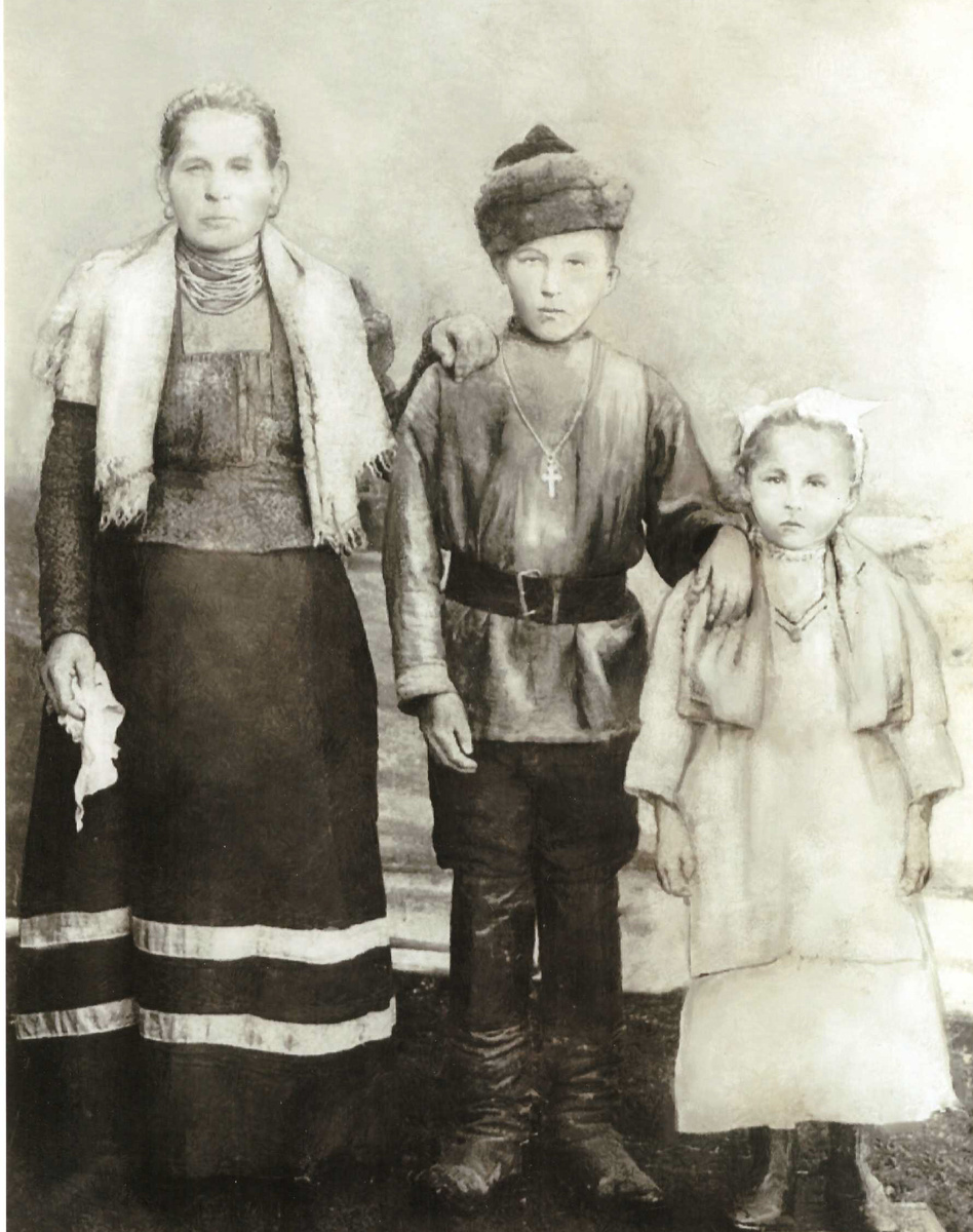 2.	Бабушка Ганна  (слева) с детьми Иваном и Анной.