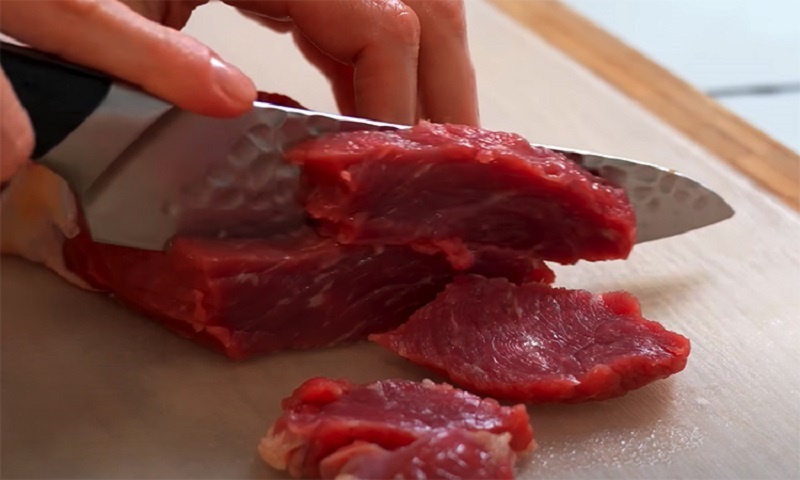 Азиатский ужин за 20 минут: мясо с овощами, которое легко приготовить дома