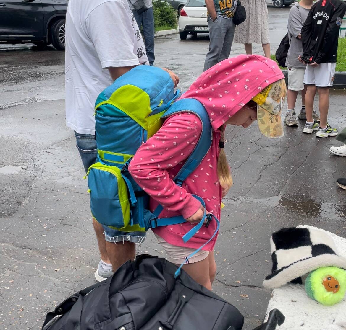 Дочка так торопилась в лагерь что фотку я успела сделать только эту - в капюшоне и с рюкзаком 😅