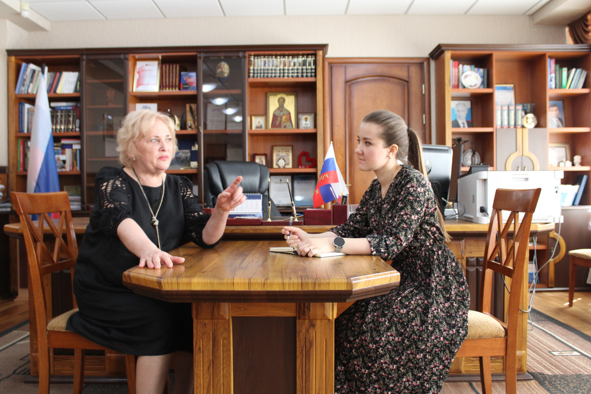 Ректор ДонГУ Светлана Беспалова и директор Центра карьеры ДонГУ Анна Яковенко