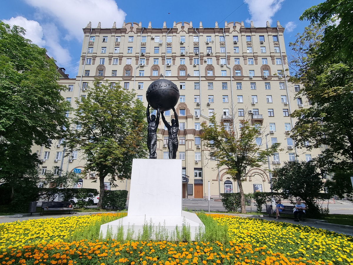Памятник «Миру — мир!». Фото автора статьи.
