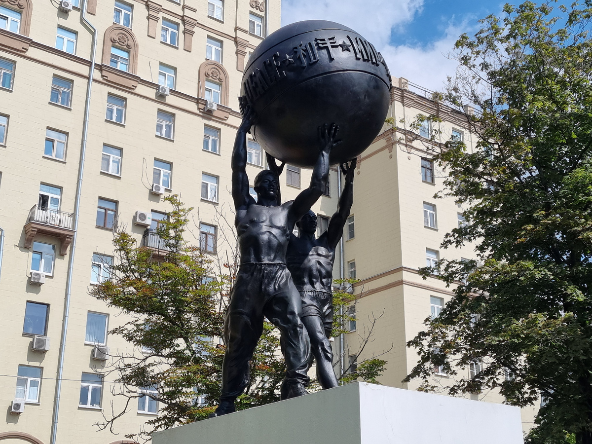 Памятник «Миру — мир!». Фото автора статьи.