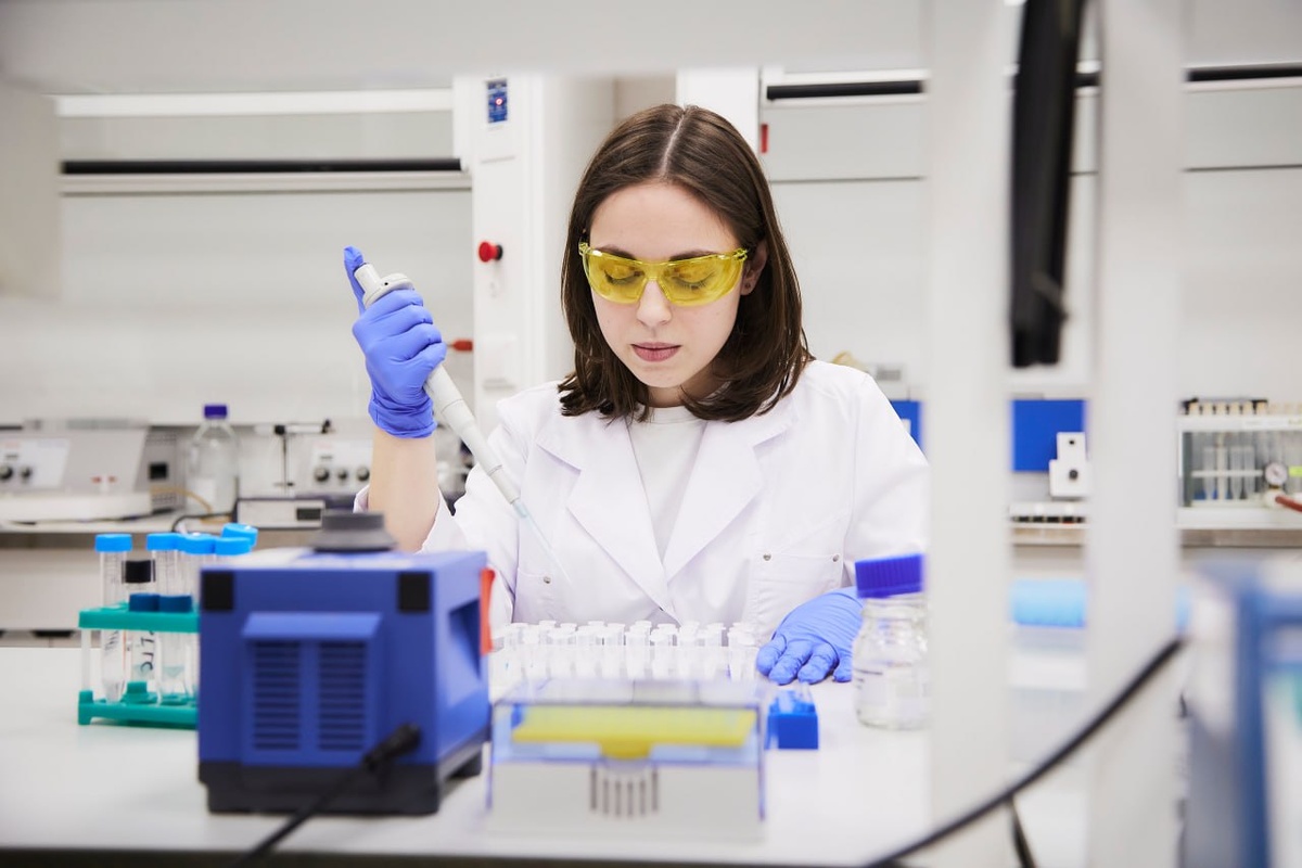 Участник исследования Валерия Варзиева при проведении лабораторного анализа крови. Источник: Юлия Кириченко