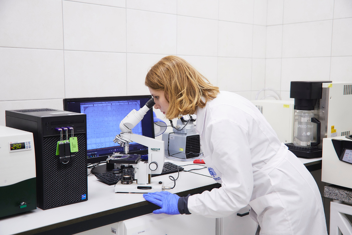 Участник исследования Ксения Шестакова при проведении лабораторного анализа крови. Источник: Юлия Кириченко