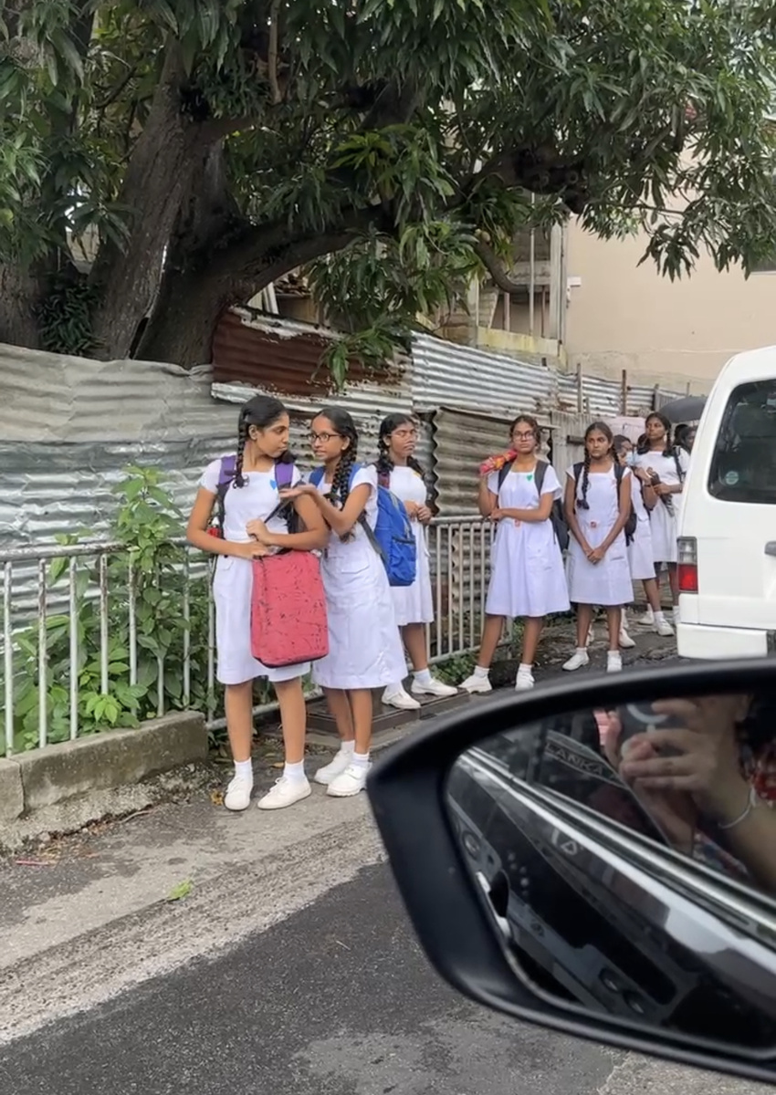 Ланкийские школьницы ждут школьный автобус (форма здесь белая)