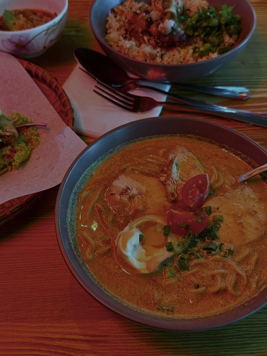 К сожалению, фото только такие из-за очень яркого красного света над столом.