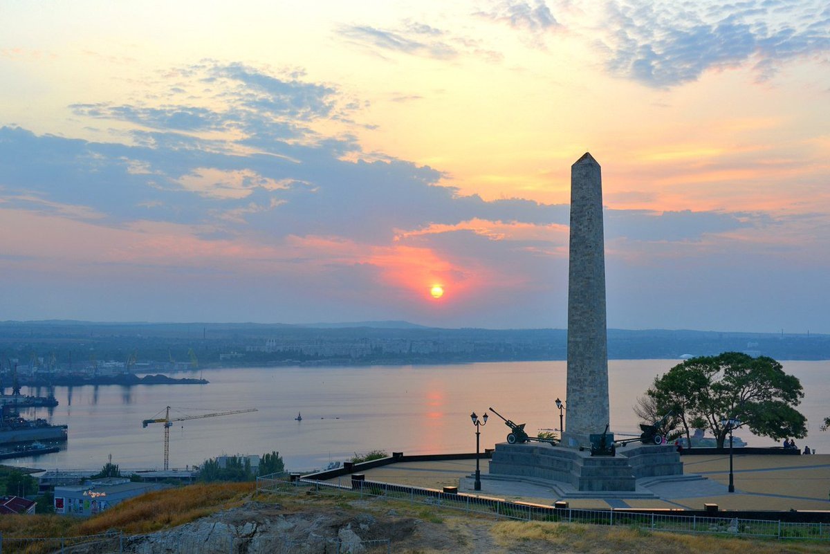 Гора Митридат — символ Керчи и хранитель тысячелетней истории
Общая информация
Митридат — одна из самых известных горных вершин Крыма, расположенная в самом центре Керчи. Высота горы составляет 91,4 метра над уровнем моря.

Происхождение названия
Гора получила своё имя в честь Митридата VI Евпатора — правителя Боспорского царства. Название переводится как «дар Митры» — древнеперсидского бога солнца.

Историческое значение
На вершине горы располагался древний город Пантикапей — столица Боспорского царства.