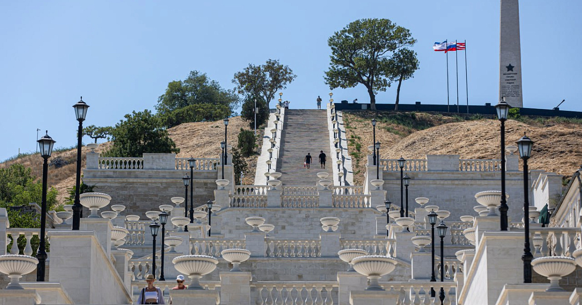 Большая Митридатская лестница: архитектурная жемчужина Керчи
История создания
Большая Митридатская лестница — визитная карточка Керчи, возведённая в 1833–1840 годах по проекту архитектора Александра Дигби младшего. Это величественное сооружение стало архитектурной осью города, соединяющей центральную площадь с вершиной горы Митридат.

Архитектурные особенности
Масштабное сооружение состоит из 425 ступеней и включает три яруса, соединённых смотровыми площадками. Лестница украшена:Декоративными балюстрадами,Массивными каменными перилами,Скульптурами грифонов,Декоративными вазами,Арками с барельефами львиных голов.