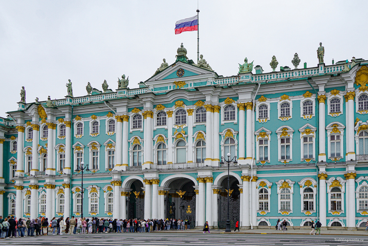 Очередь большая, но двигается быстро