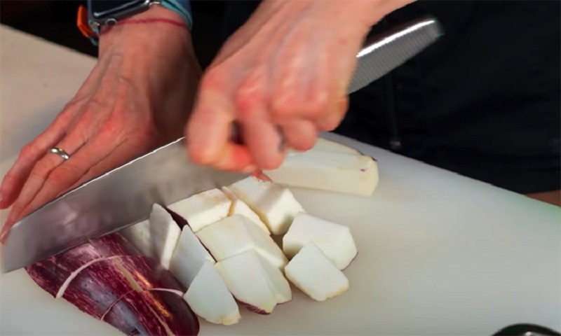 Очень вкусный салат из баклажанов во фритюре: новый взгляд на привычный овощ
