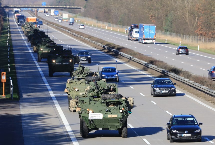Войска NATO на гражданской дороге в Германии DPA/TASS