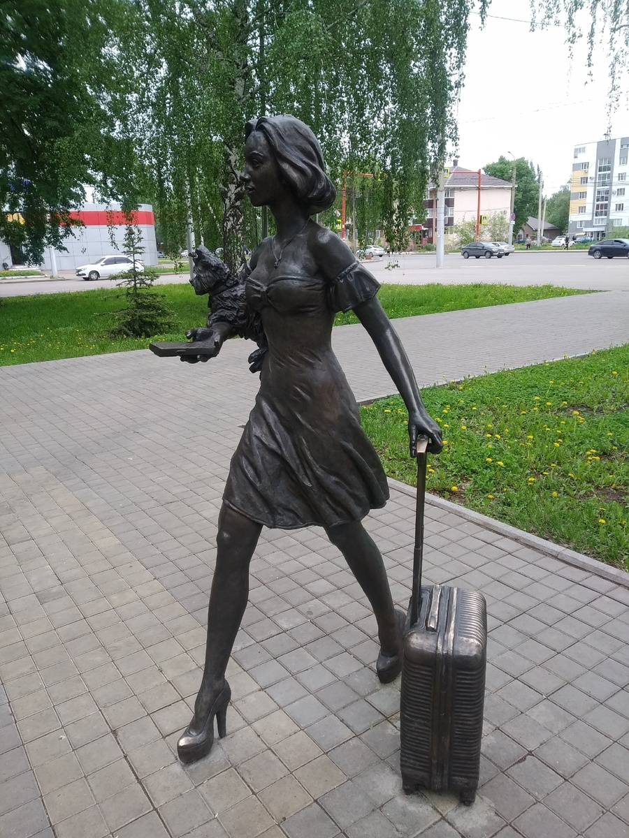 Скульптура "Путешественницы" рядом с вокзалом