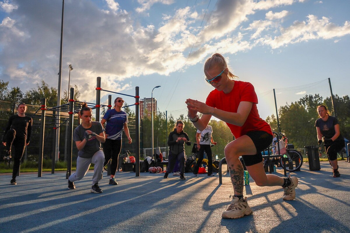 В Москве есть много бесплатных спортивных площадок, расположенных в парках и зонах отдыха. Наиболее популярны площадки для воркаута, а также площадки для футбола, баскетбола и волейбола. В некоторых парках можно найти даже теннисные корты и площадки для пляжного волейбола. 