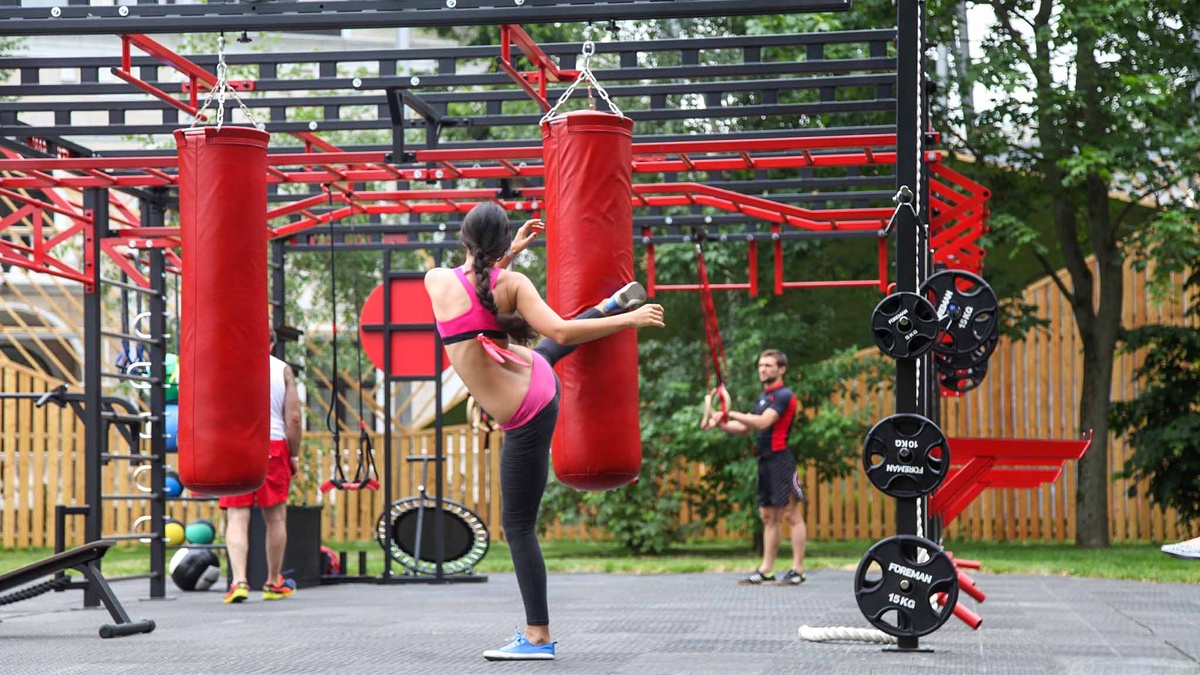 В Лужниках, рядом с центром бокса, расположена современная воркаут-площадка с уличными тренажерами. Она оборудована всем необходимым для занятий воркаутом, включая элементы для людей с ограниченными возможностями. 