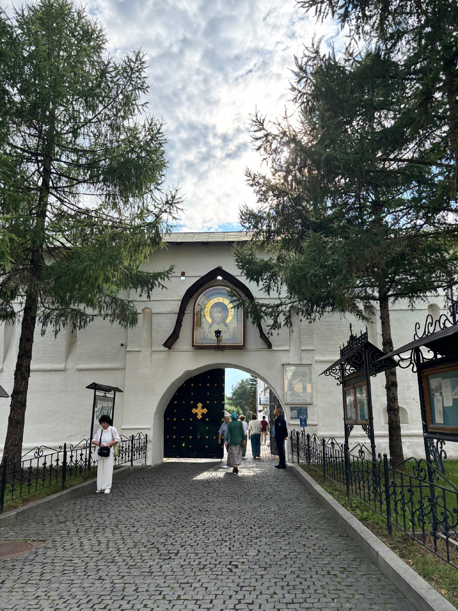 Вход в монастырь . Все фото в статье авторские