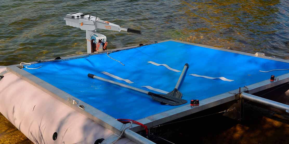 Палуба парусного катамарана Атлас из ПВХ ткани.