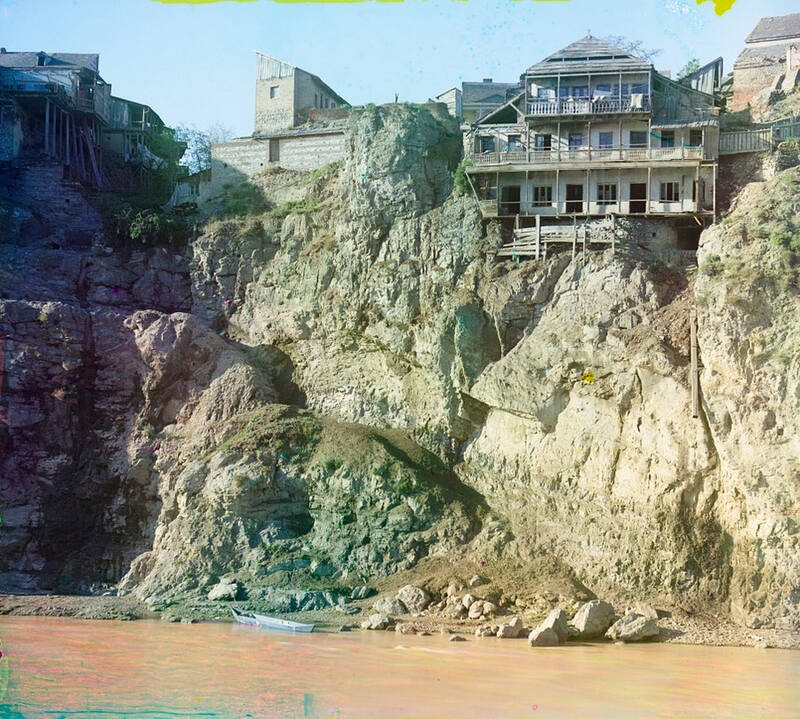 1. Старинный дом в скале на левом берегу Куры, Грузия.